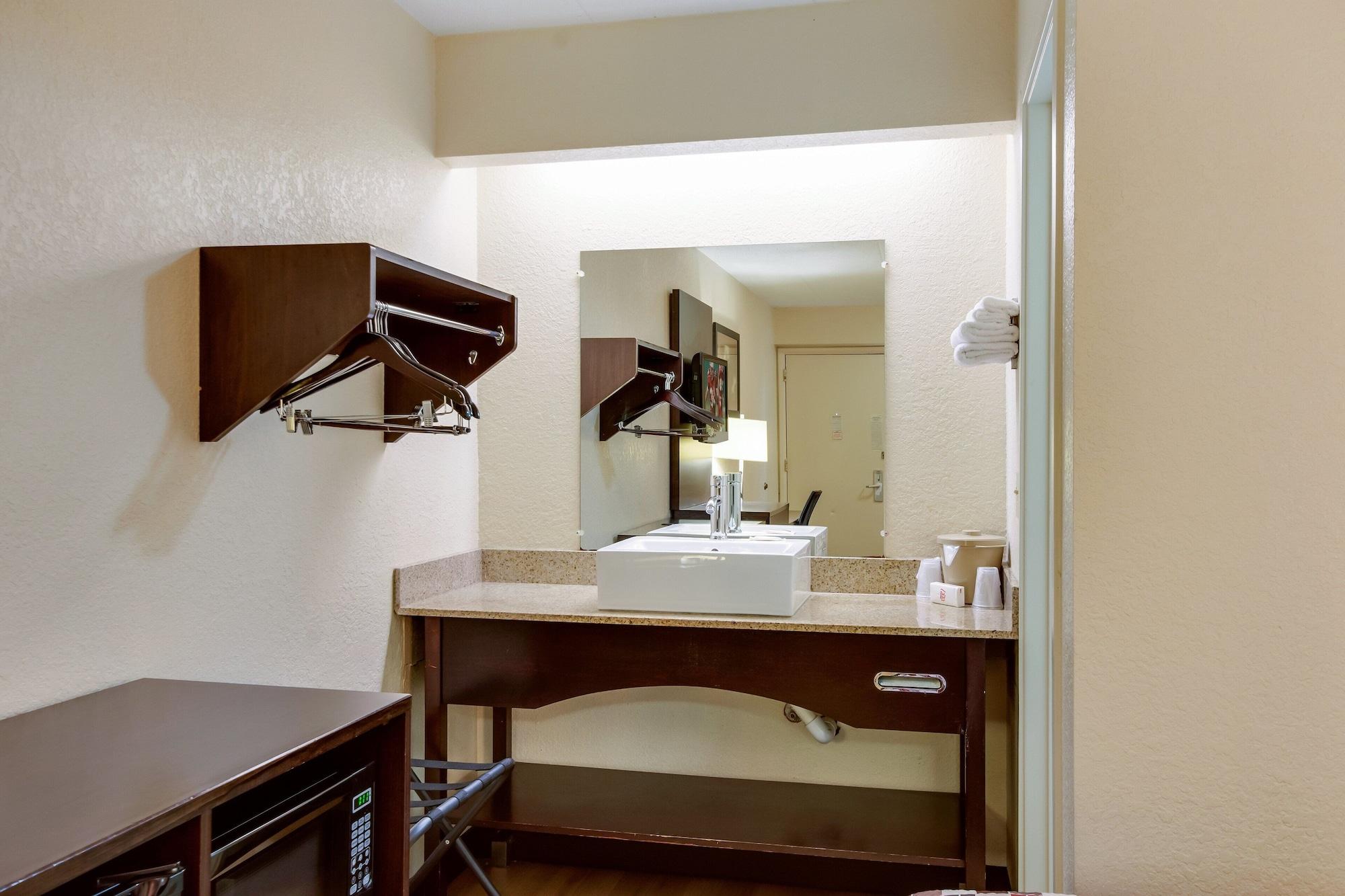 Red Roof Inn Grand Rapids Airport Каскейд Экстерьер фото